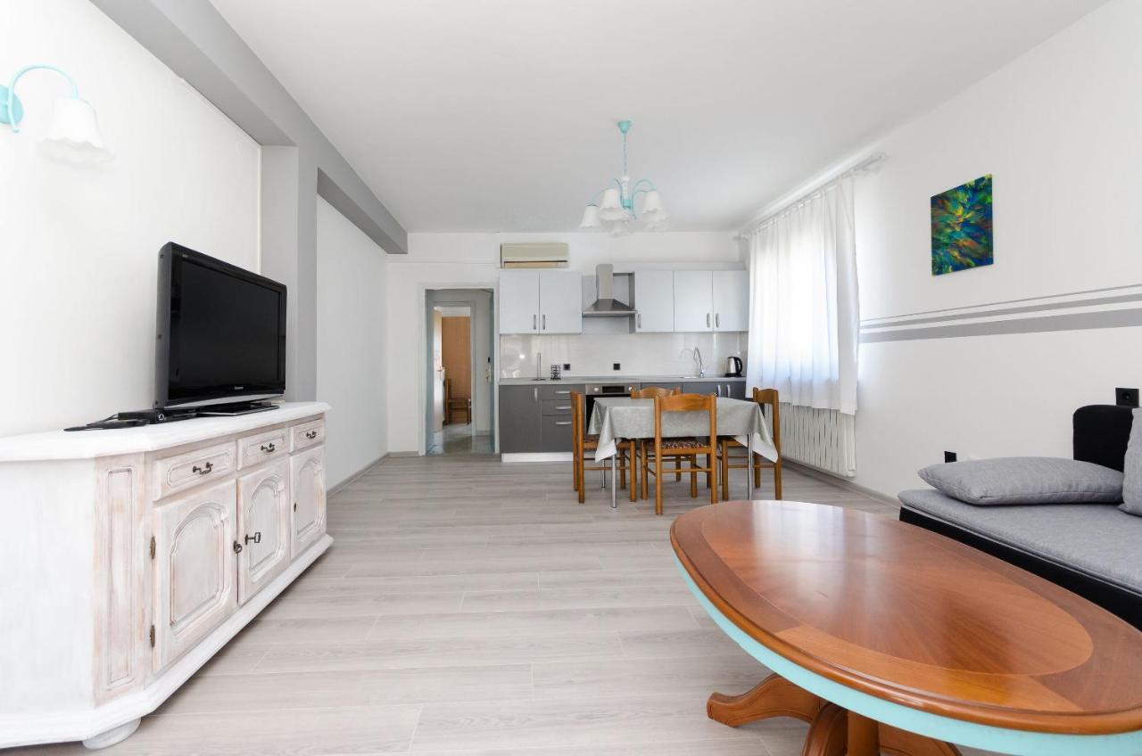 Apartments Slavica R Banjol Bagian luar foto