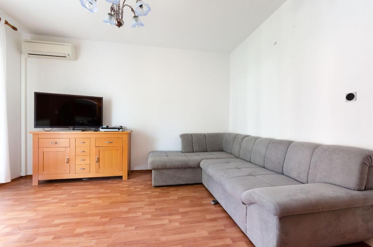 Apartments Slavica R Banjol Bagian luar foto