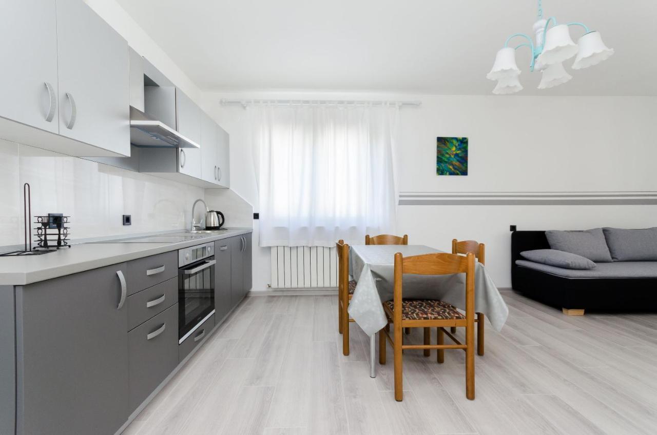 Apartments Slavica R Banjol Bagian luar foto