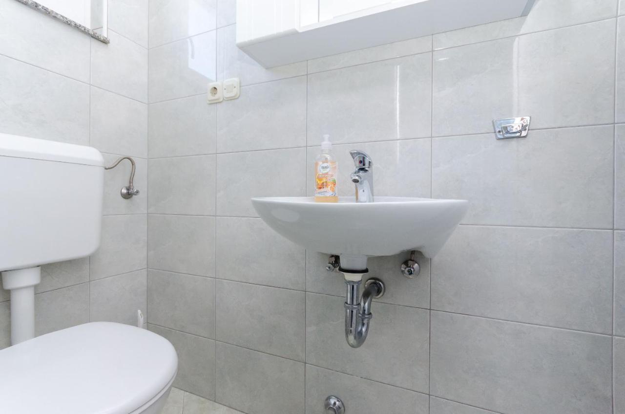 Apartments Slavica R Banjol Bagian luar foto